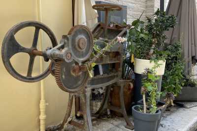 Quel misterioso e antico oggetto che riposa a Bari Vecchia: �� una piegatrice per carta�